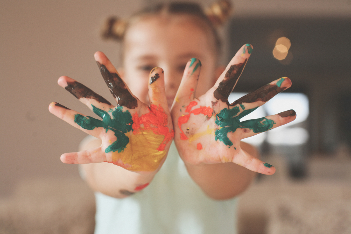 Hypersensibilität bei Kindern_Mädchen spielt mit Fingerfarben
