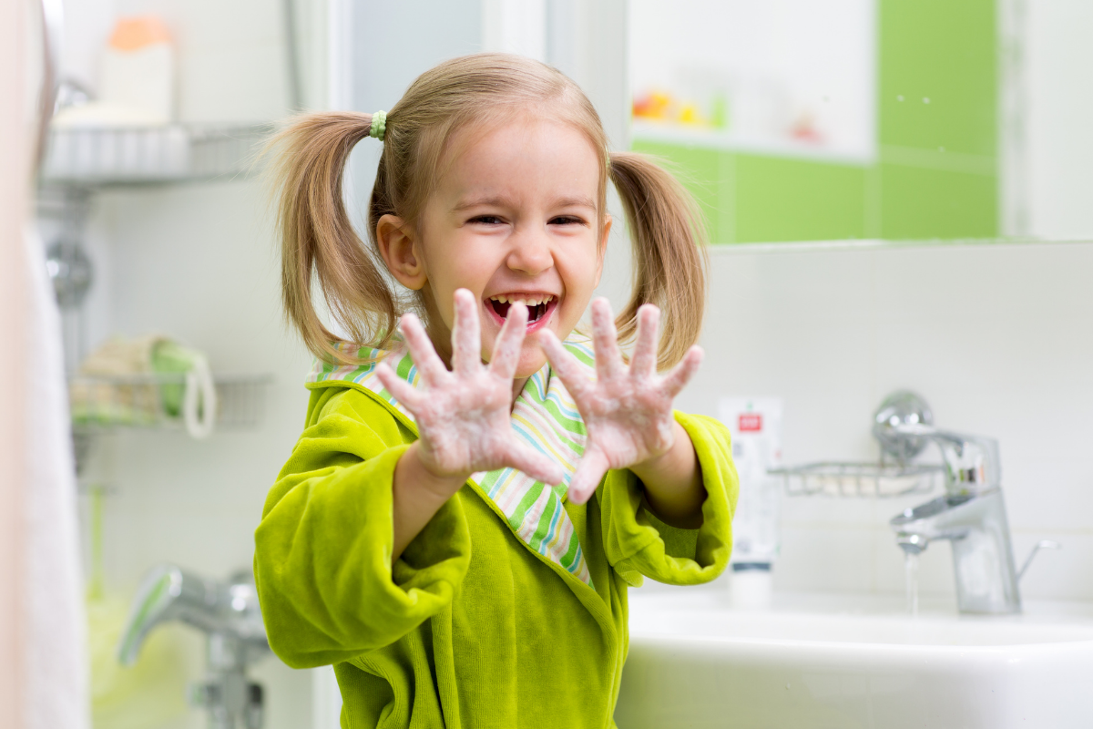 Maskenpflicht in der Grundschule_Kleines Mädchen beim Hände waschen