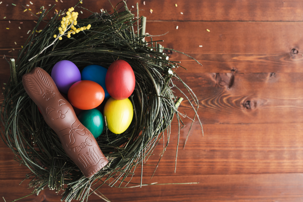 Osterbasteln mit Kindern Naturmaterialien, Osternest auf Holztisch