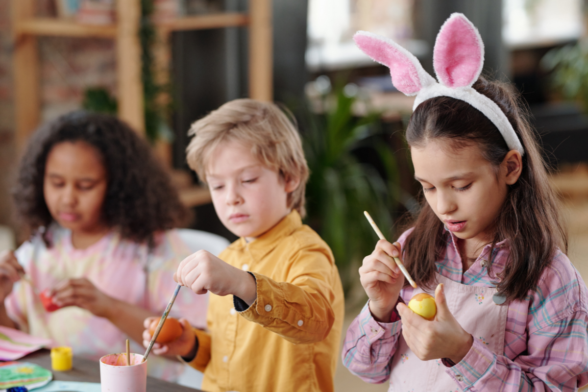 Ostereier Ausblasen, Kinder bemalen Ostereier