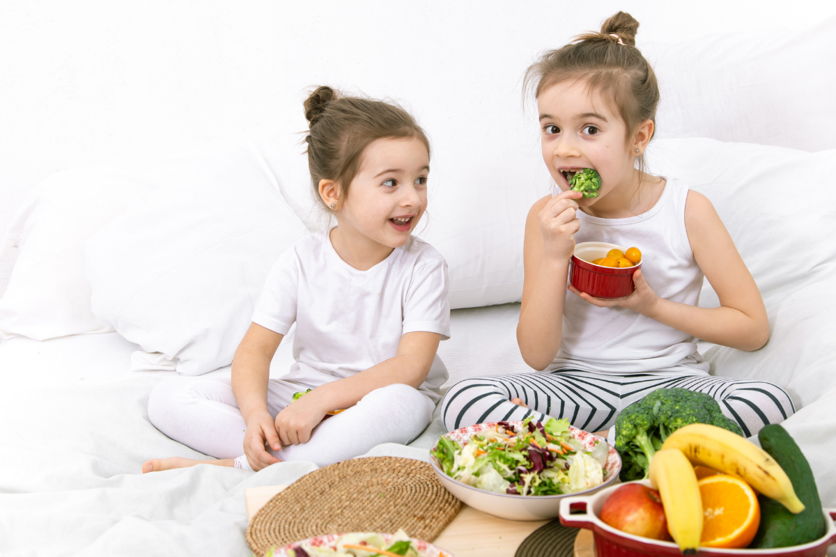 Ernährung und Gehirnleistung, zwei Mädchen mit gesunden Lebensmitteln