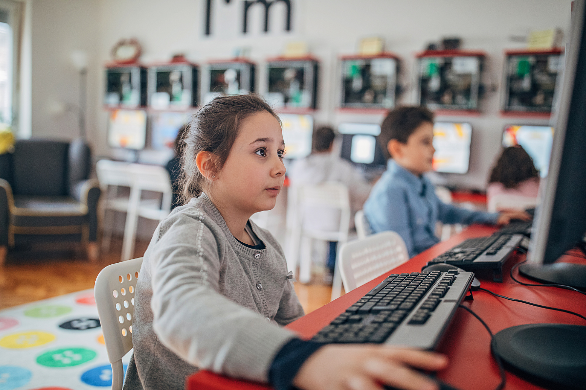 Schulleitungsstudie, Mädchen am Computer