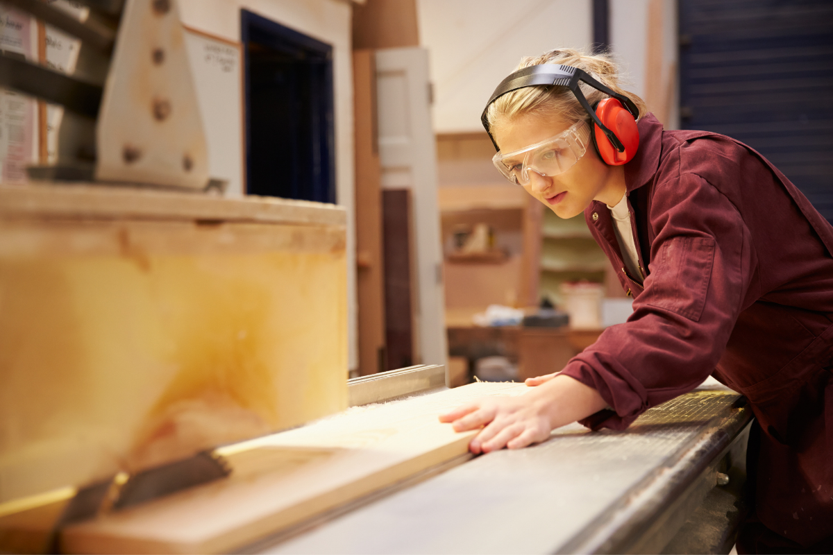 Berufsorientierung, Mädchen arbeitet mit Holz