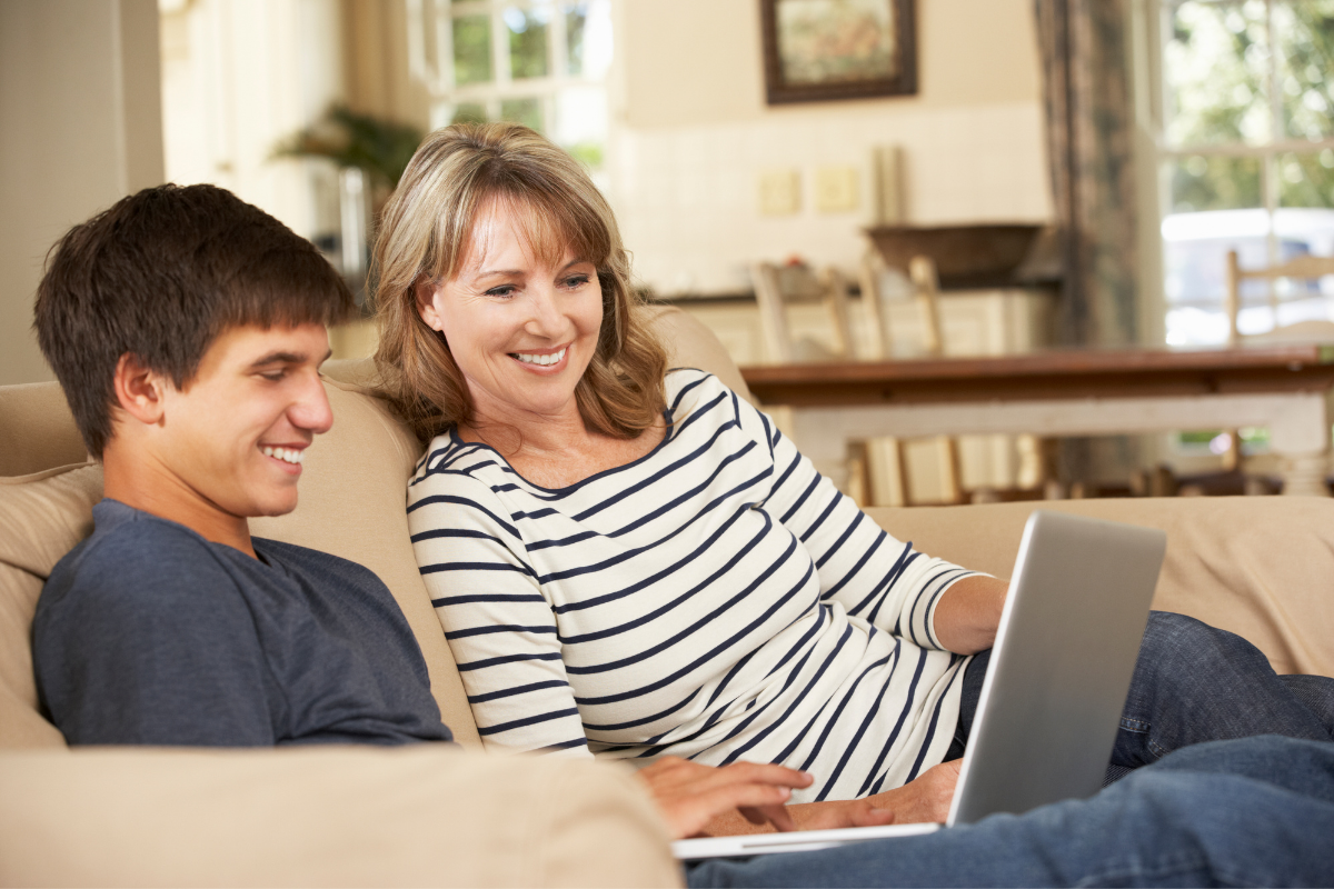 Berufsorientierung Mutter und Sohn recherchieren am Laptop