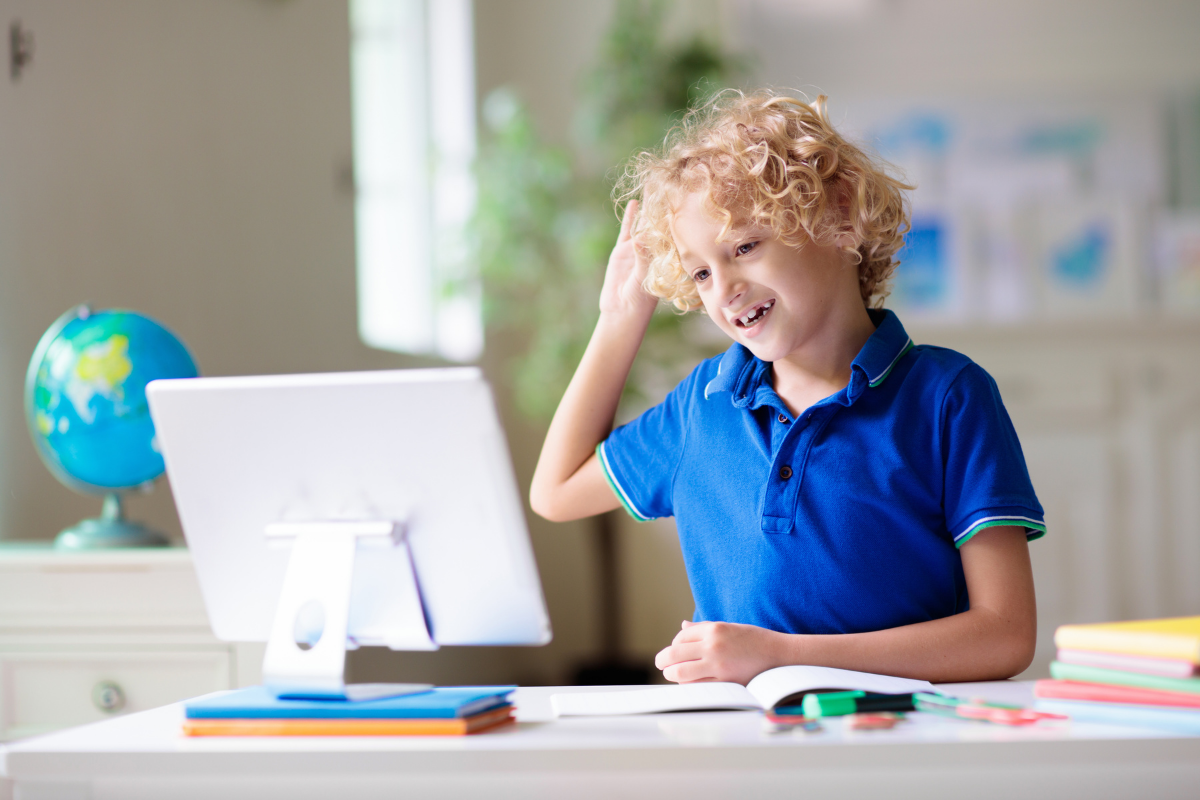 Konzentration fördern Kinder, Junge am Laptop