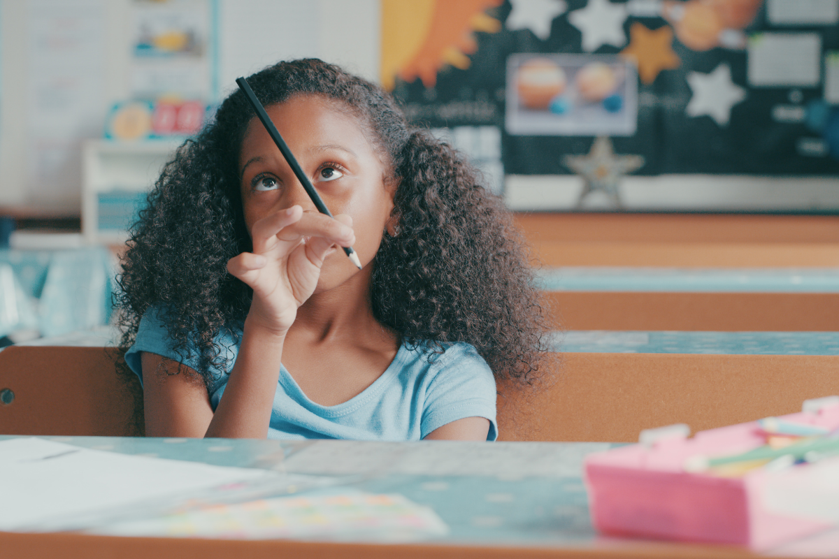 Konzentration fördern Kinder, Mädchen in der Schule ist abgelenkt