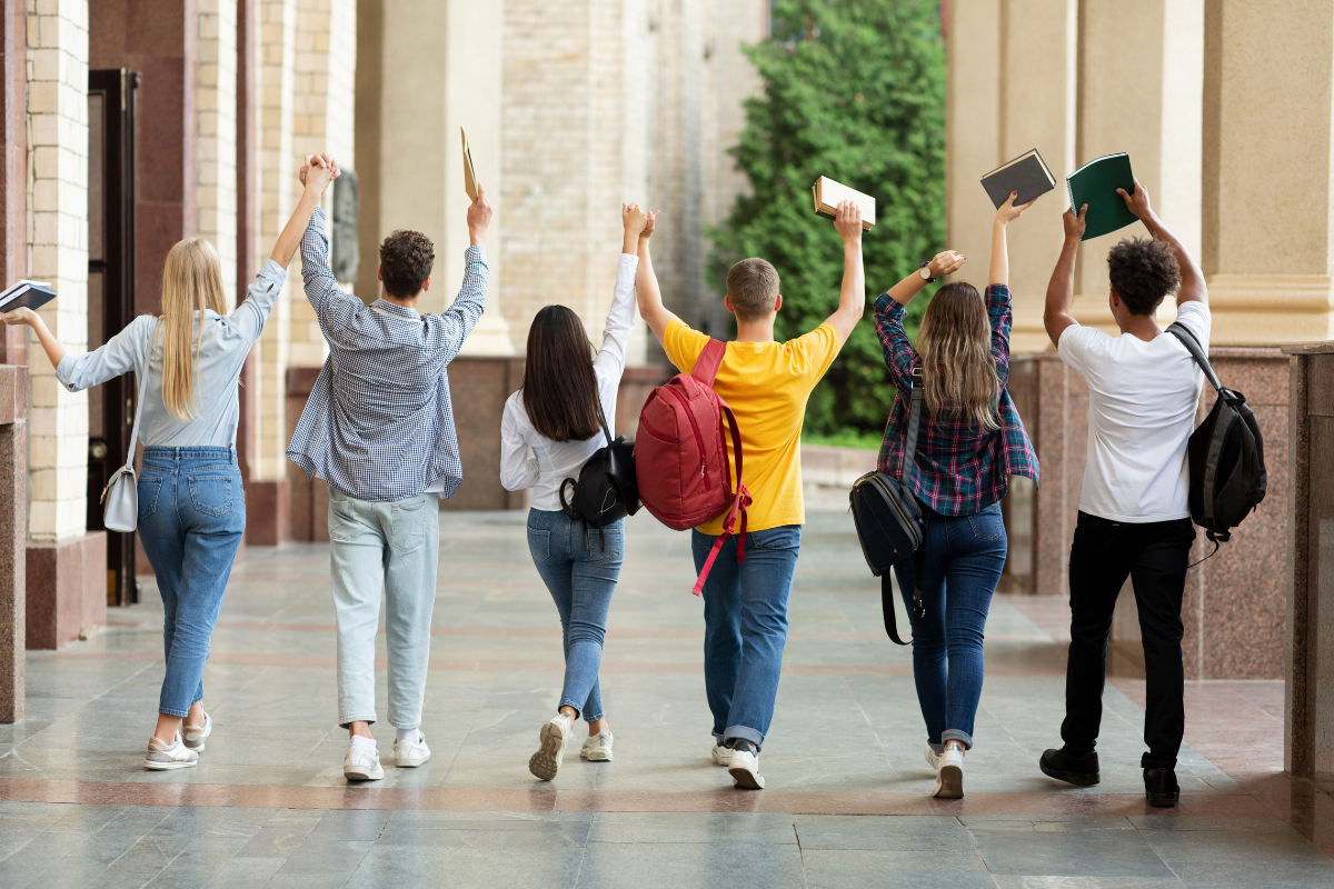 Last-Minute Abitur, Gruppe von Schülern freut sich