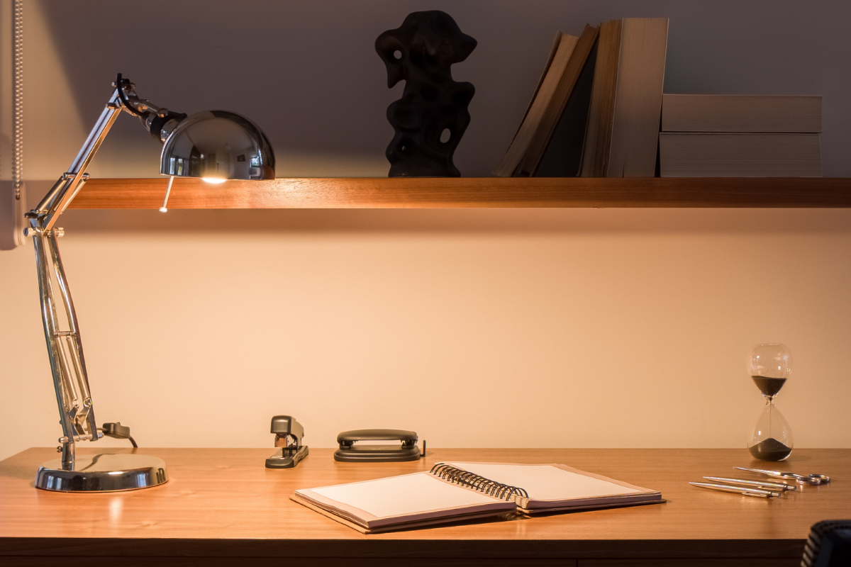 Schreibtisch für dein Kind, Schreibtisch mit Lampe und Notizbuch