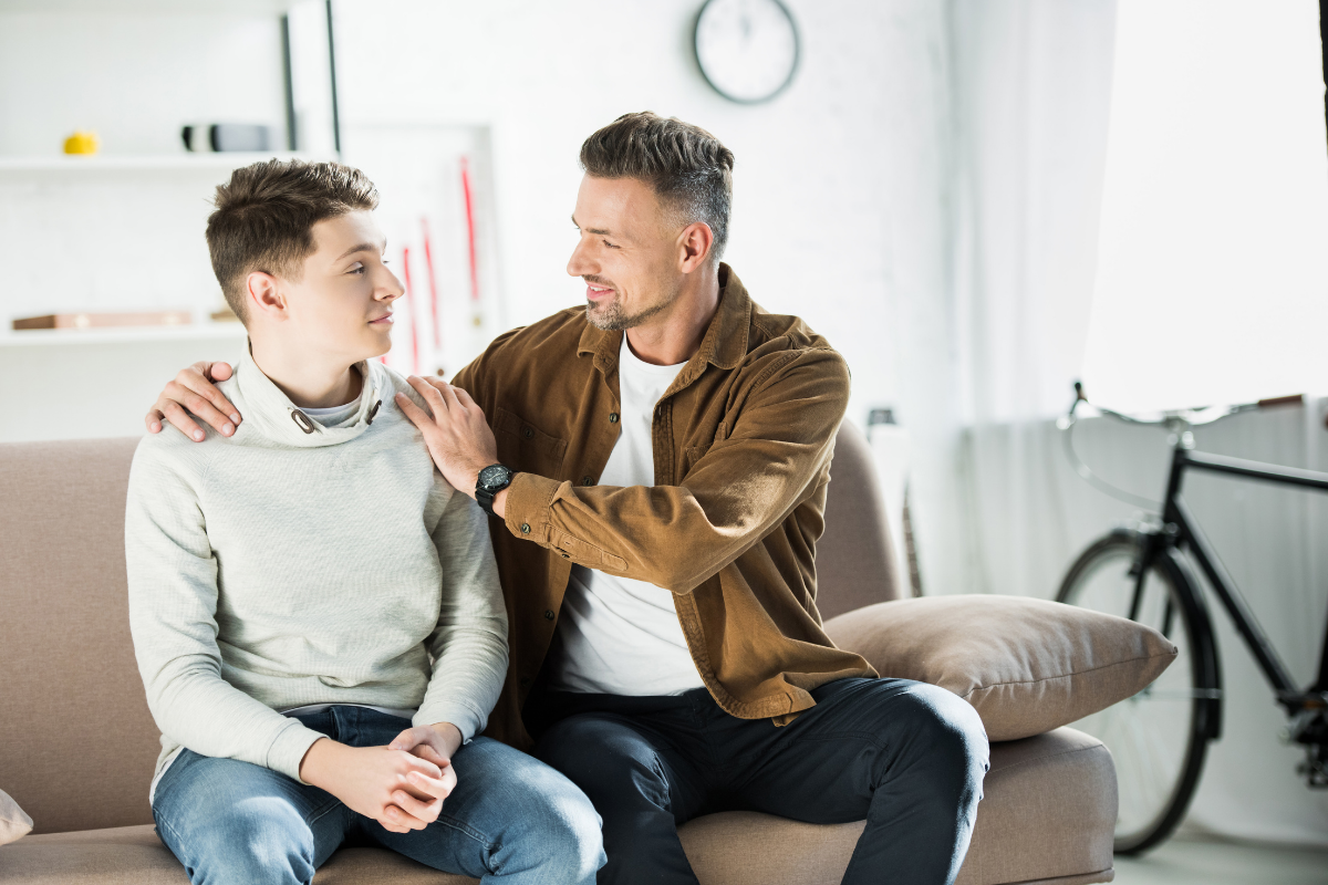 Outing, Vater und Sohn auf dem Sofa