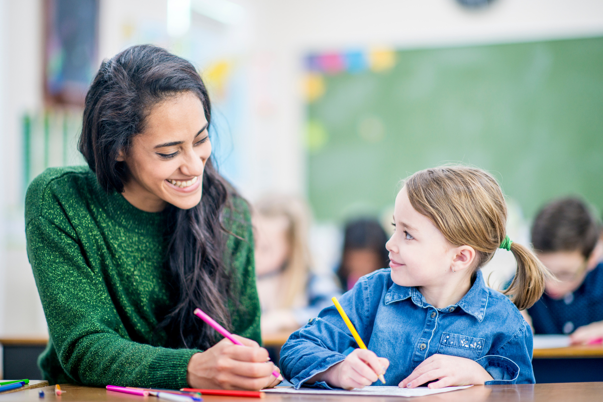 Waldorfschule, Kind und Lehrerin in der Schule