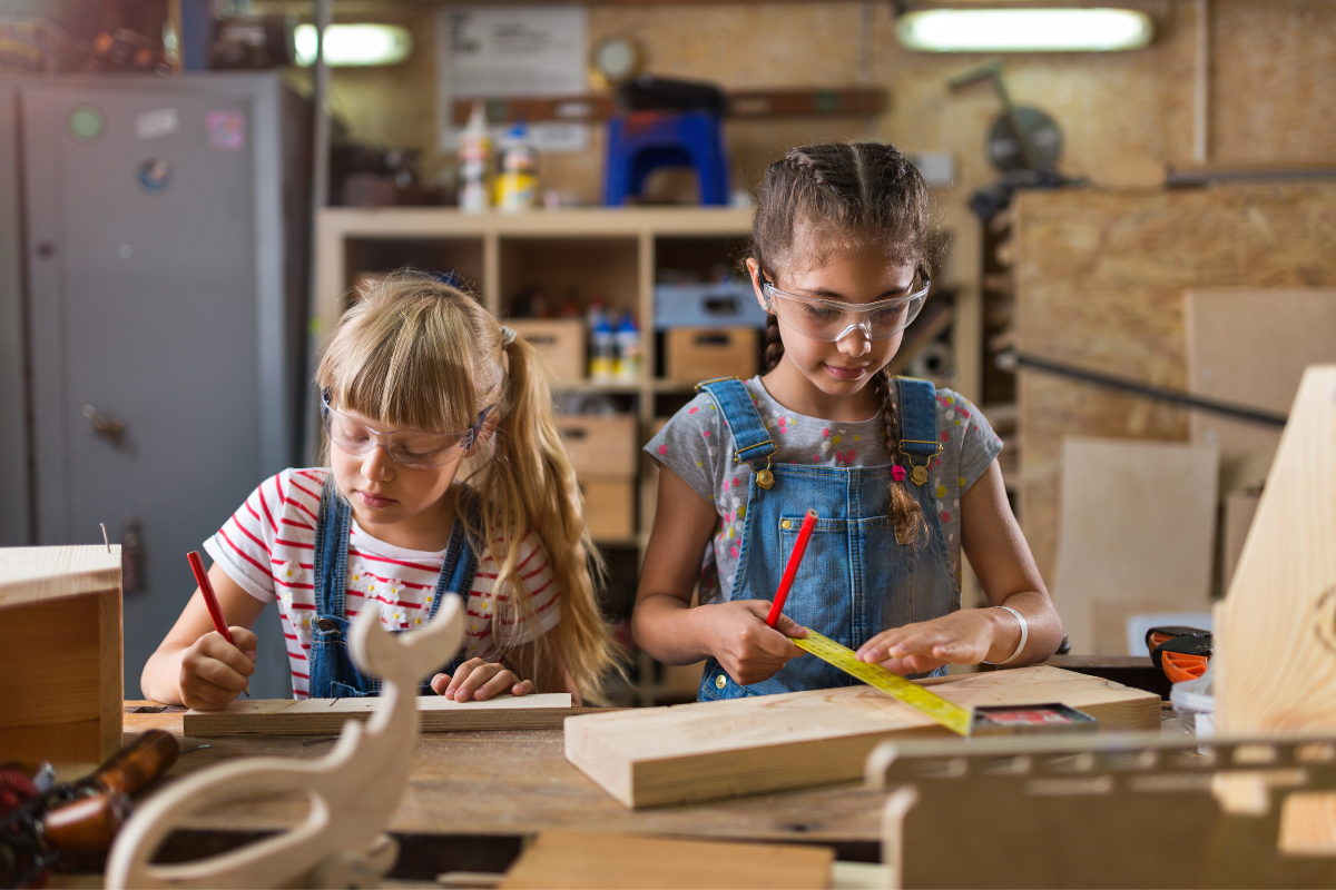 Waldorfschule, Kinder an einer Werkbank