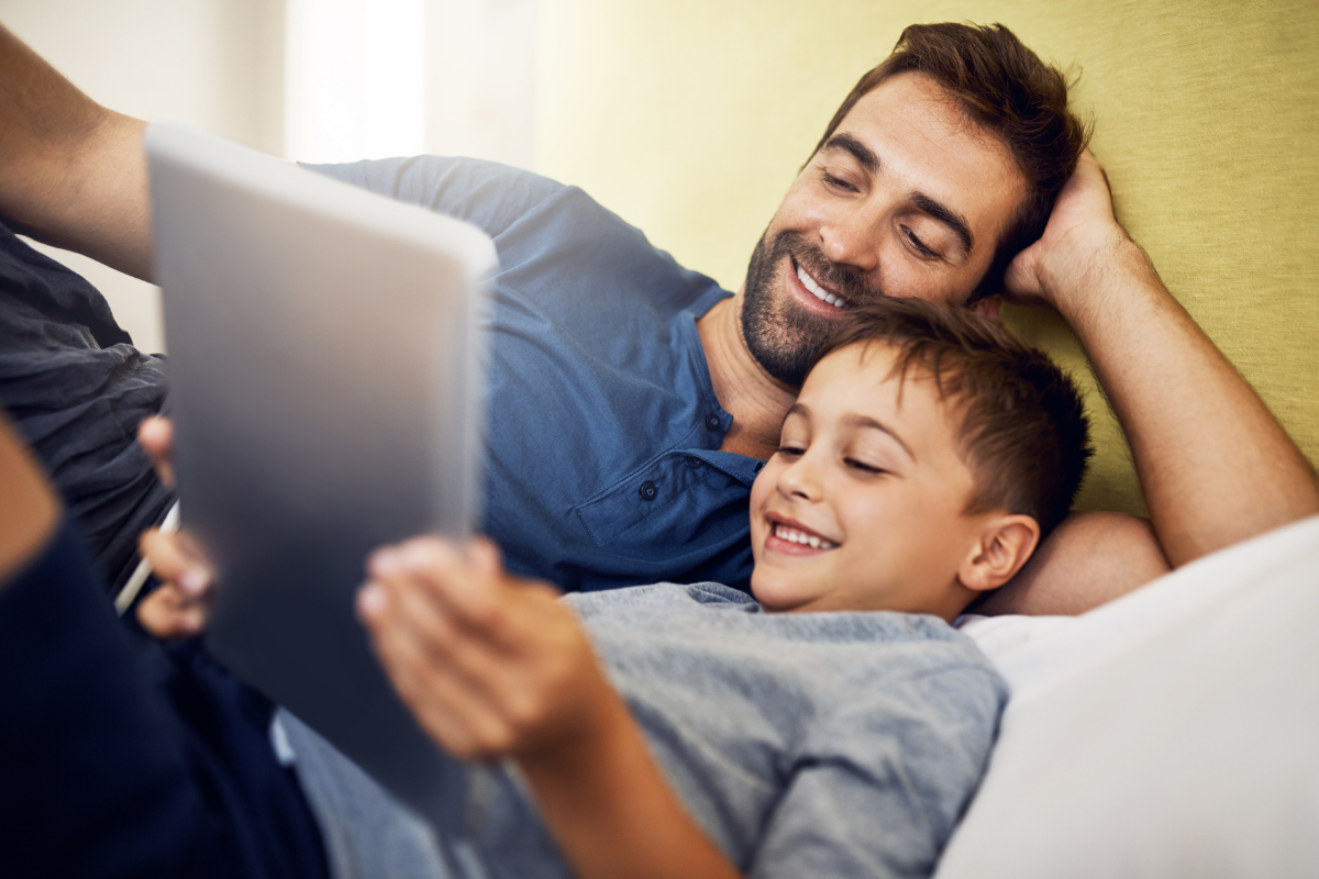 mediale vorbilder, vater und sohn schauen aufs tablet