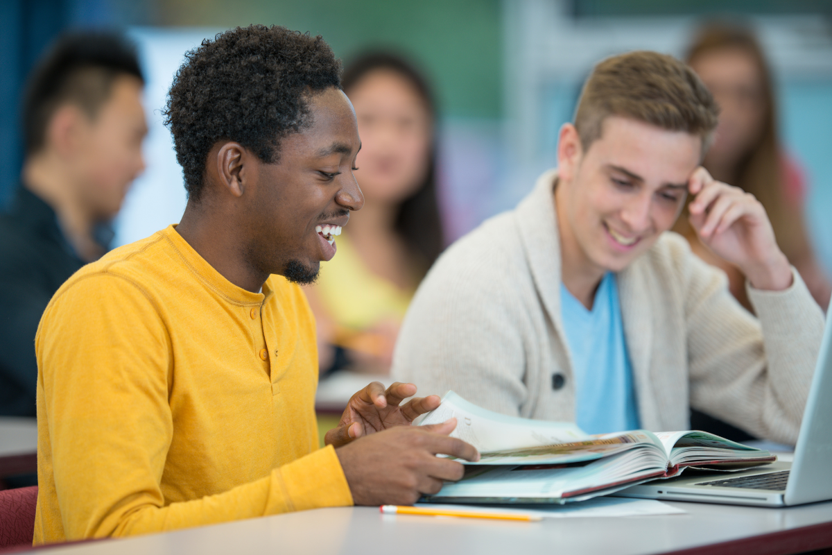 Politische Bildung, zwei junge Männer sitzen an einem Tisch und lernen