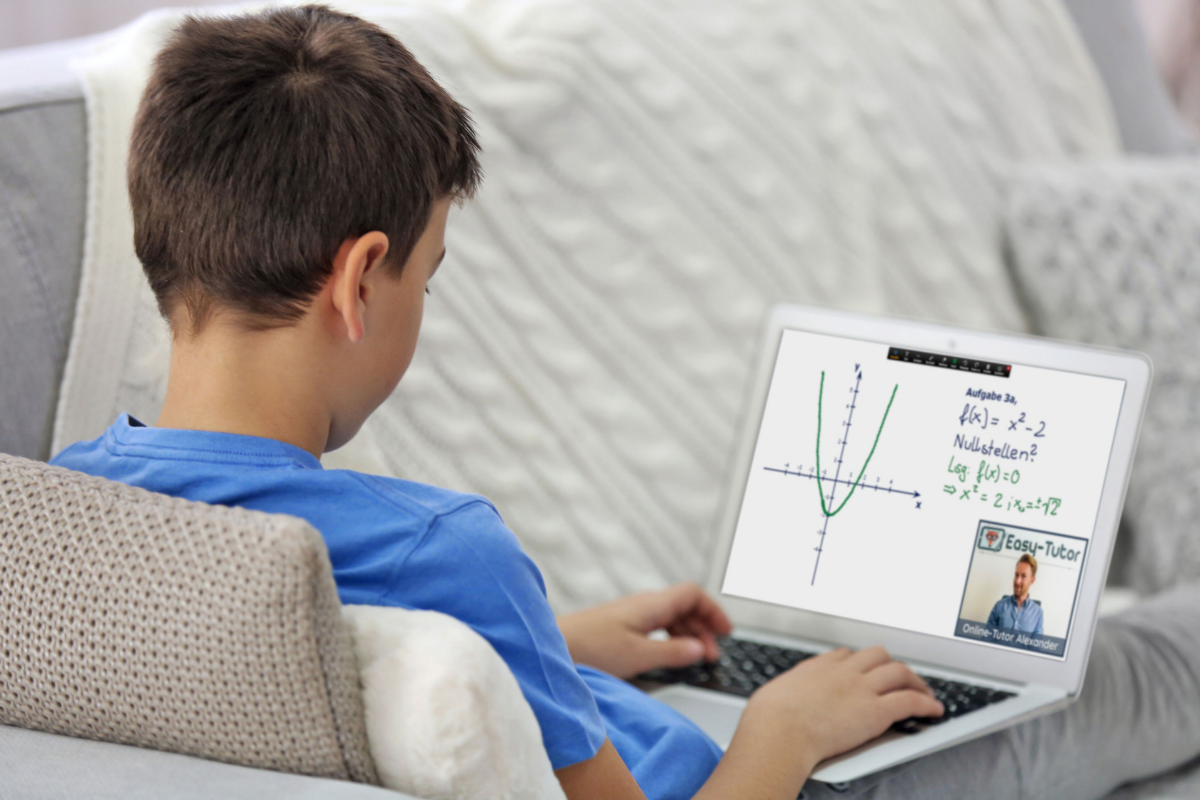 Mathe-Nachhilfe_Sch-ler-sitzt-auf-Couch-und-lernt-mit-Laptop.png
