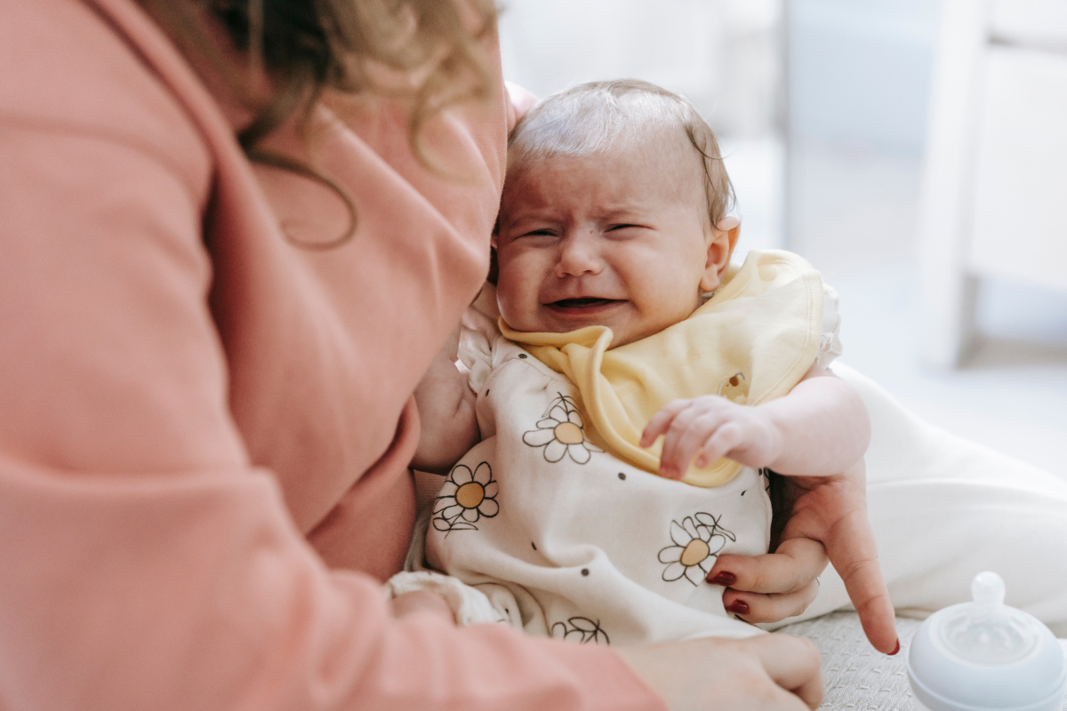 Schreikind, schreiendes Baby auf dem Arm