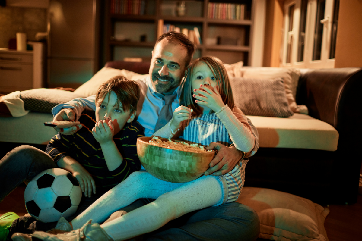 Kinder und Fernsehen, Vater mit Kindern vor dem Fernseher