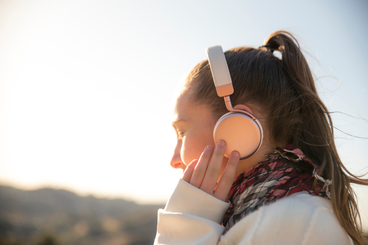 Podcast für Kinder, Mädchen mit Kopfhörern