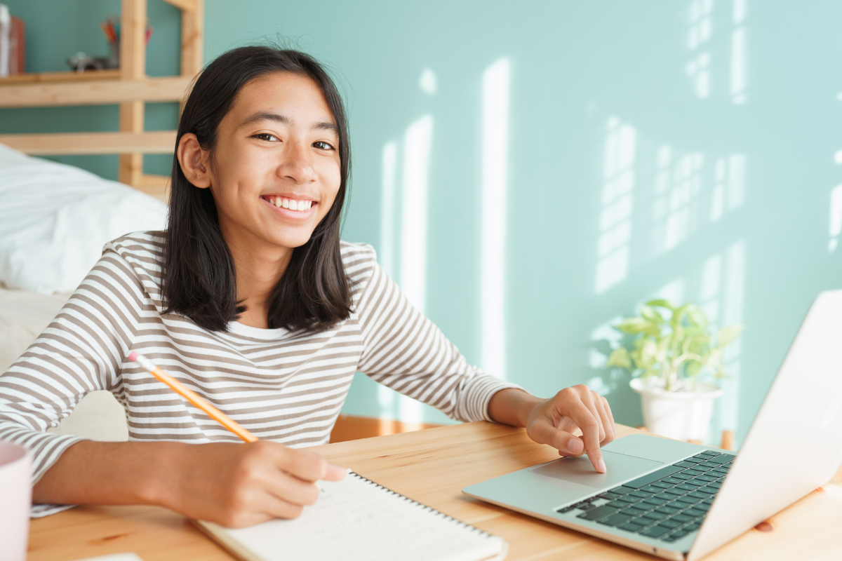 deutsche sprache, mädchen vor laptop am schreibtisch