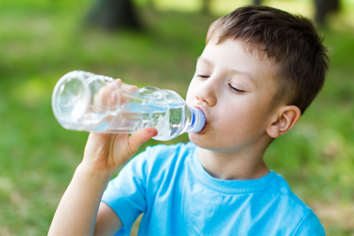 pausenbrot-ideen, junge trinkt aus wasserflasche