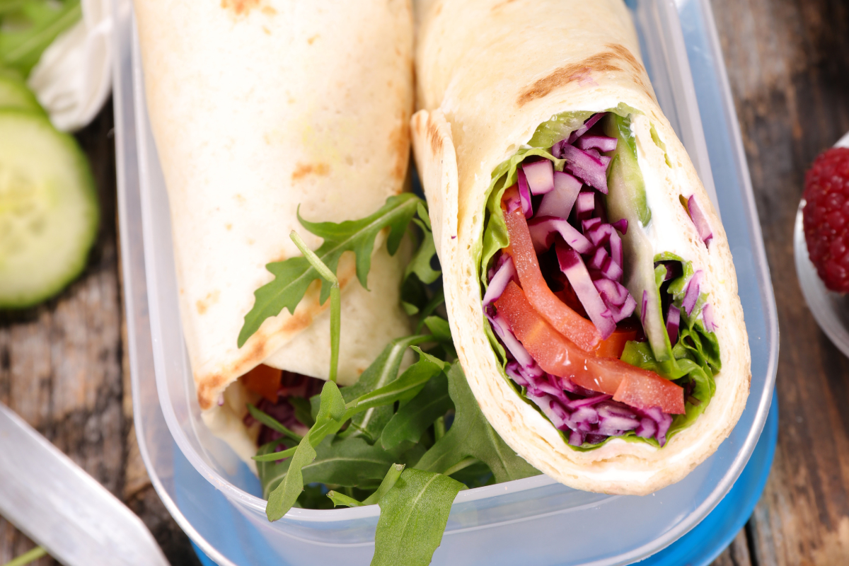 pausenbrot-ideen, lunchbox mit wraps