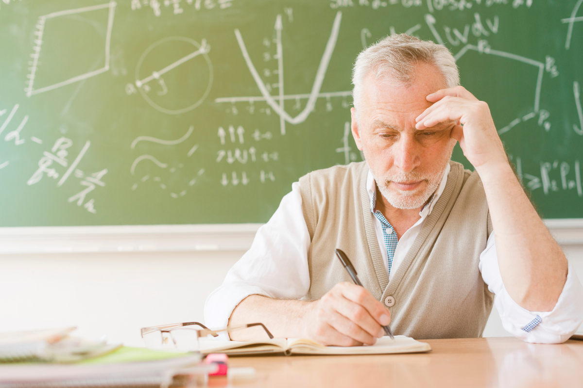 lehrkraeftemangel, lehrer am schreibtisch