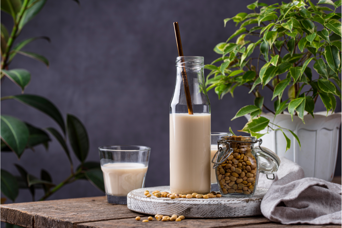 Vegane Ernährung_Glas mit Pflanzenmilch platziert auf einem Tisch