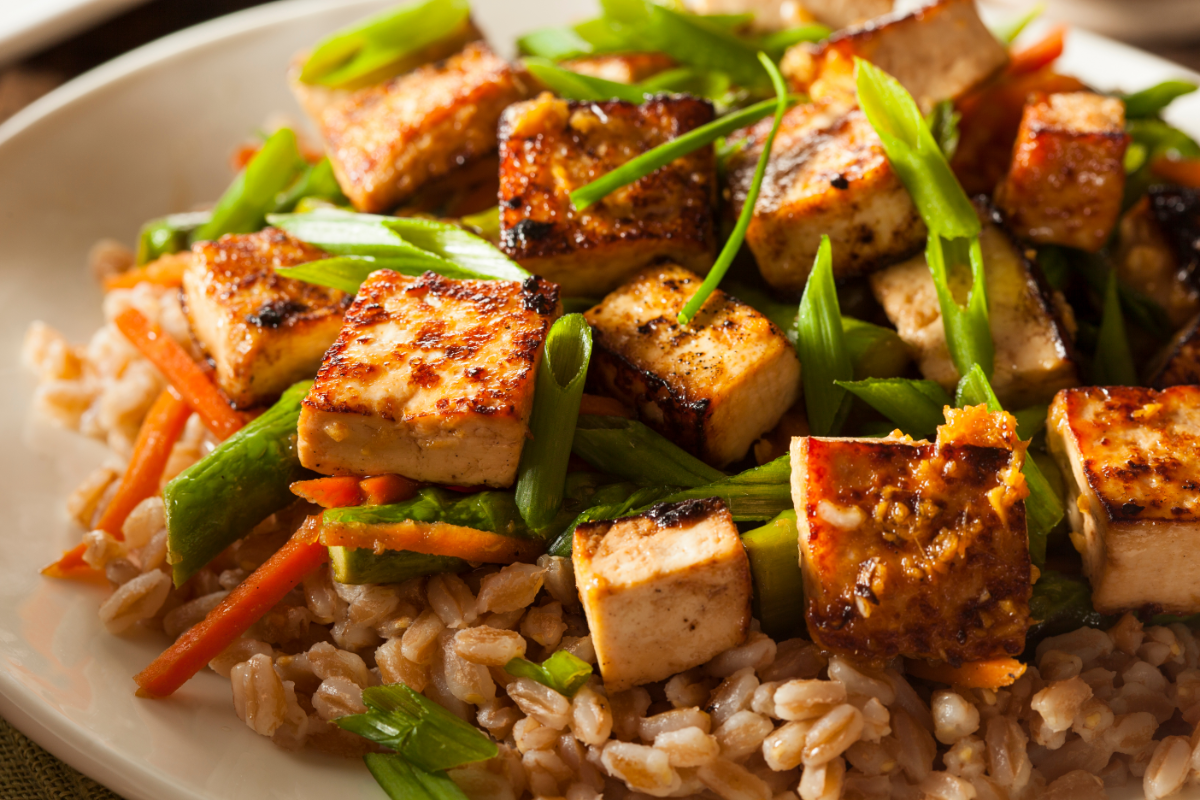 Vegane Ernährung_gebratener Tofu und Gemüse auf Teller