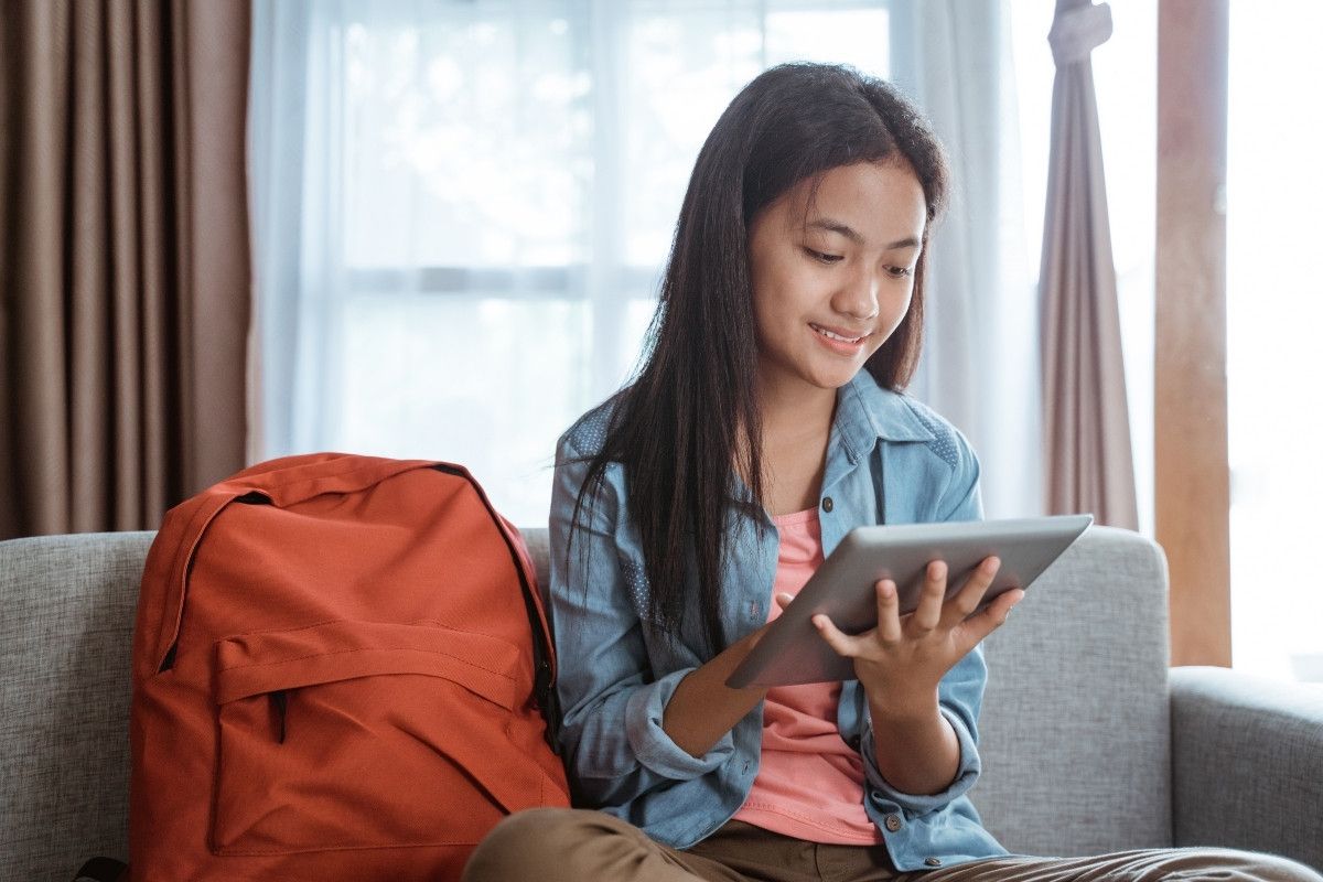 easy tutor kündigen mädchen mit tablet auf dem sofa