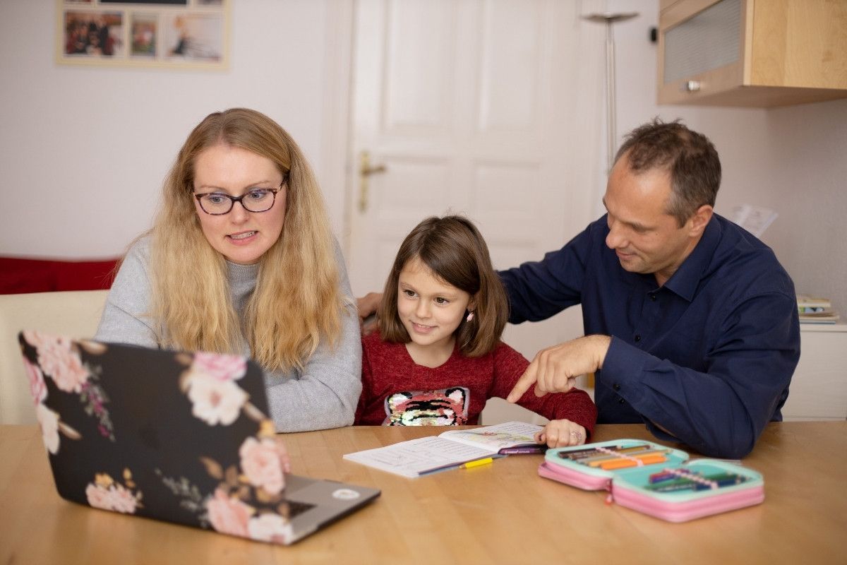 kostenlose probestunde, eltern mit kind am laptop