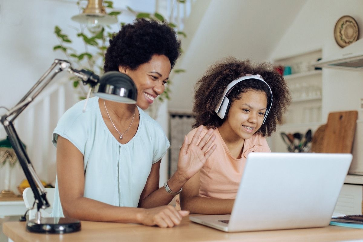 Online Nachhilfe Easy-Tutor Mädchen und Mutter sitzen am Laptop