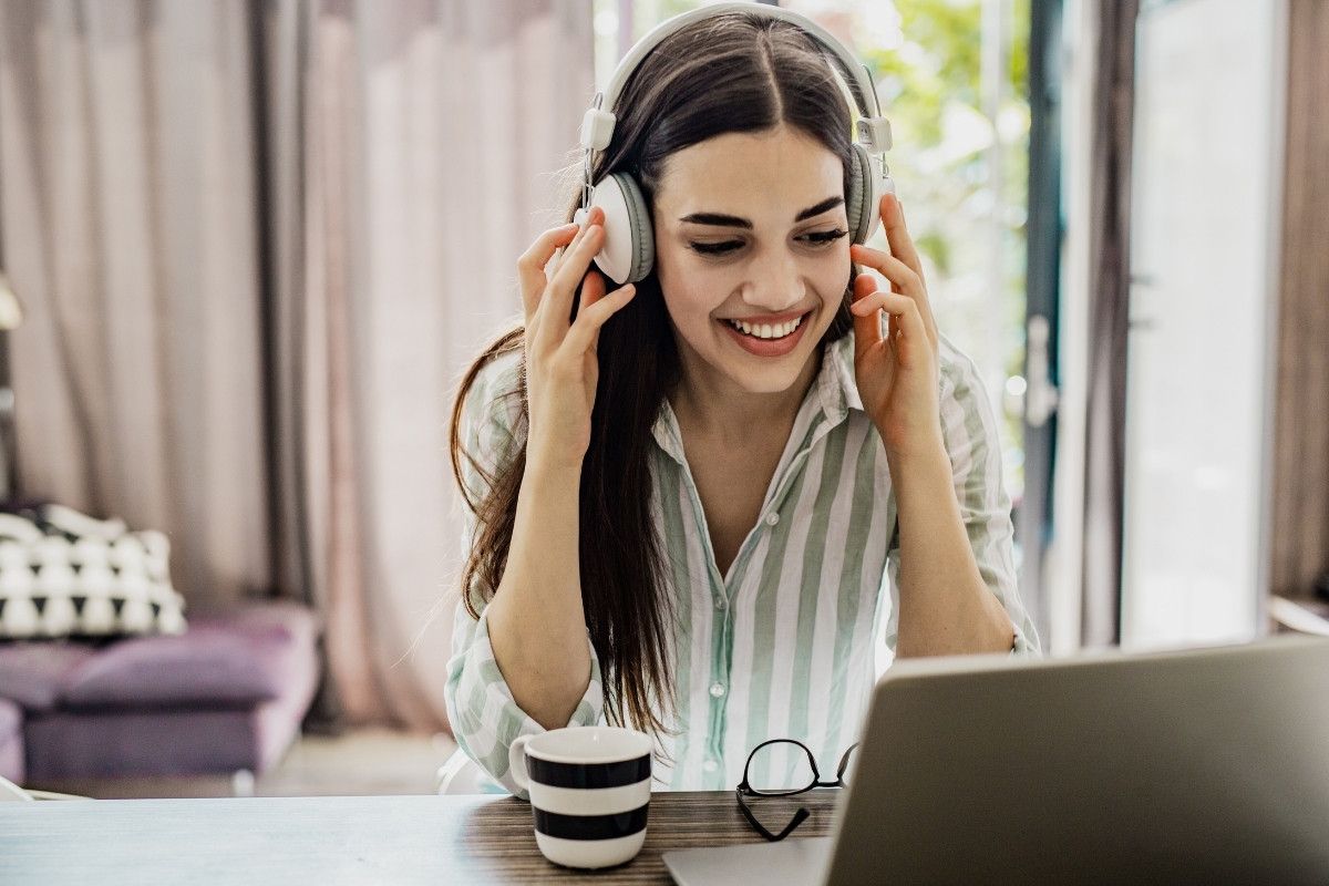 online-nachhilfe vorteile, mädchen glücklich am laptop