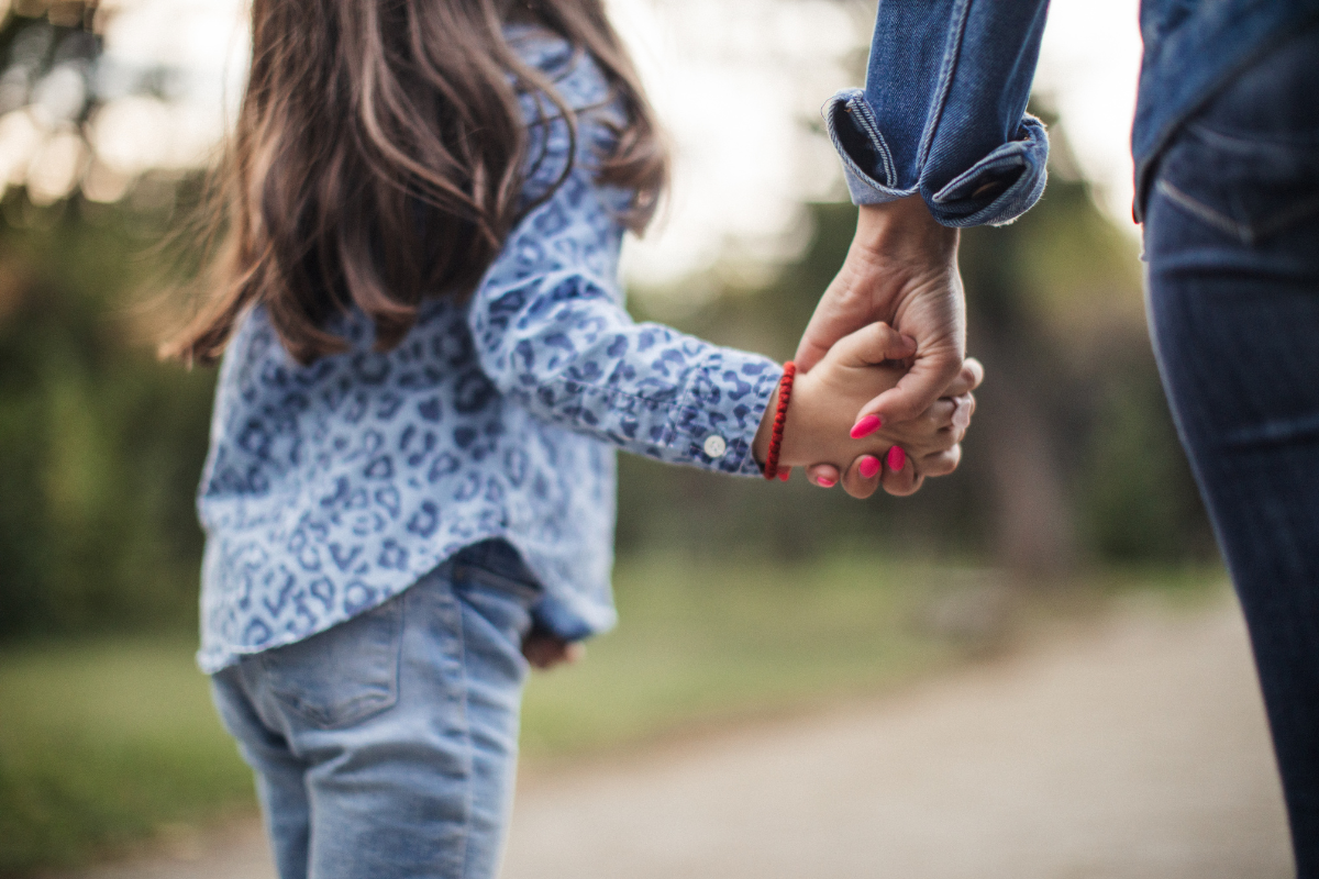 trennung mit kindern, mädchen und mutter hand in hand