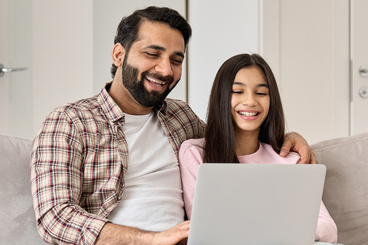 wichtigste versicherungen, vater und tochter am laptop