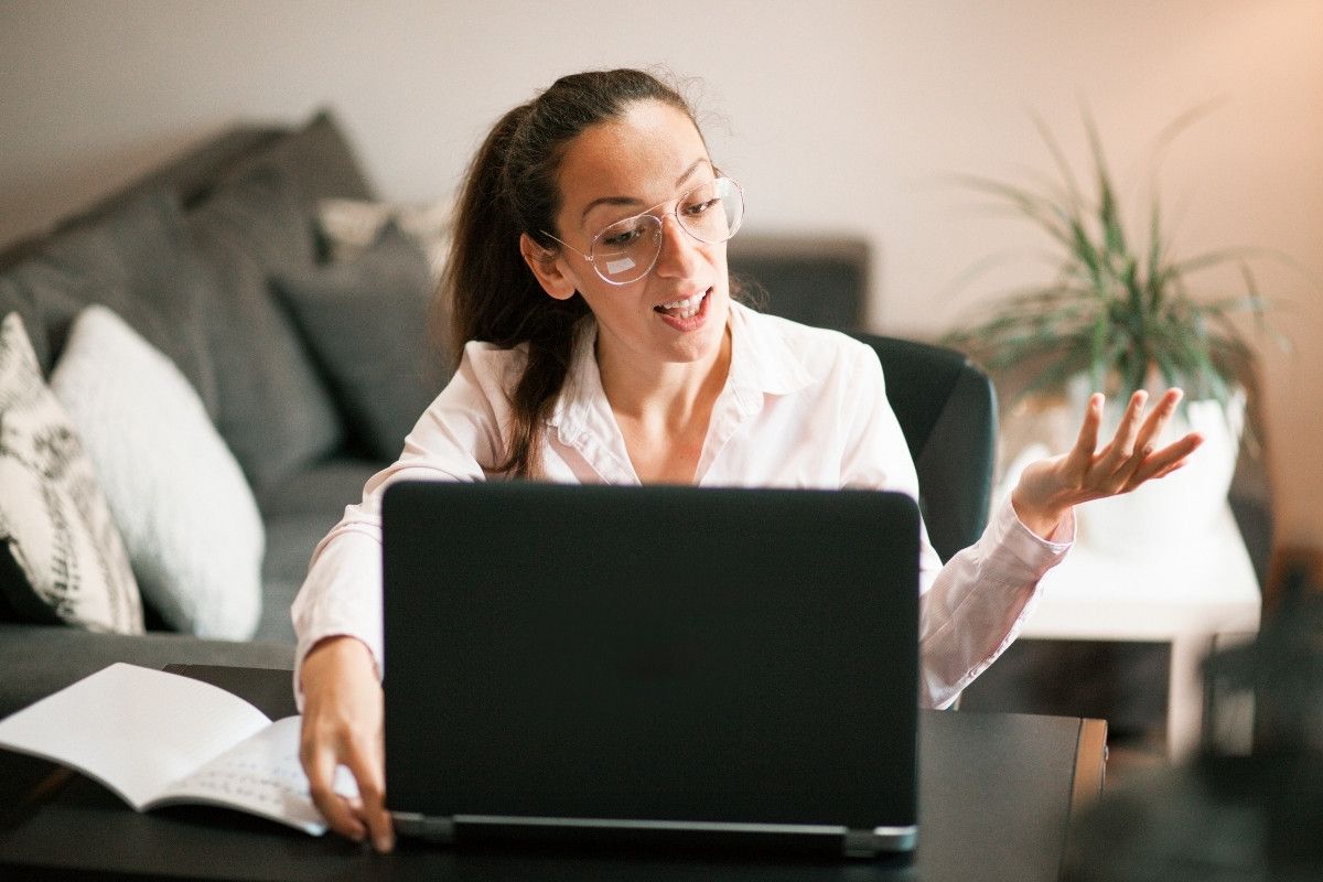 qualität easy tutor, lehrerin am laptop