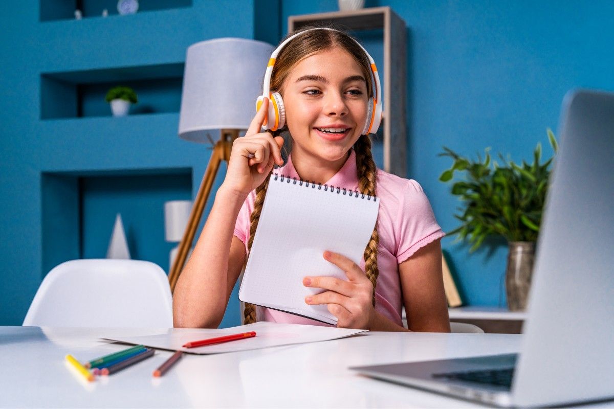 Erfolgsgeschichten Easy-Tutor, Mädchen am Laptop