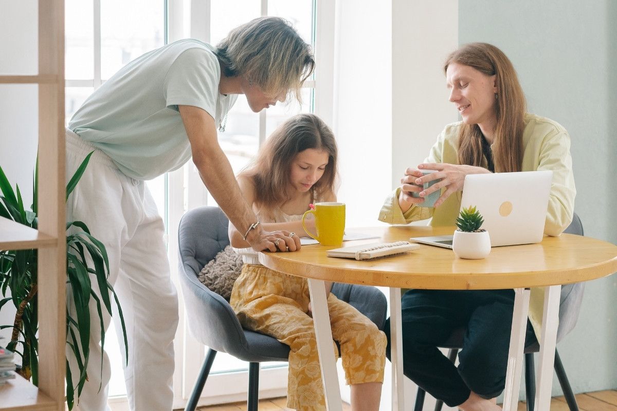 Getrennt- und Zusammenschreibung, Eltern am Tisch mit Kind