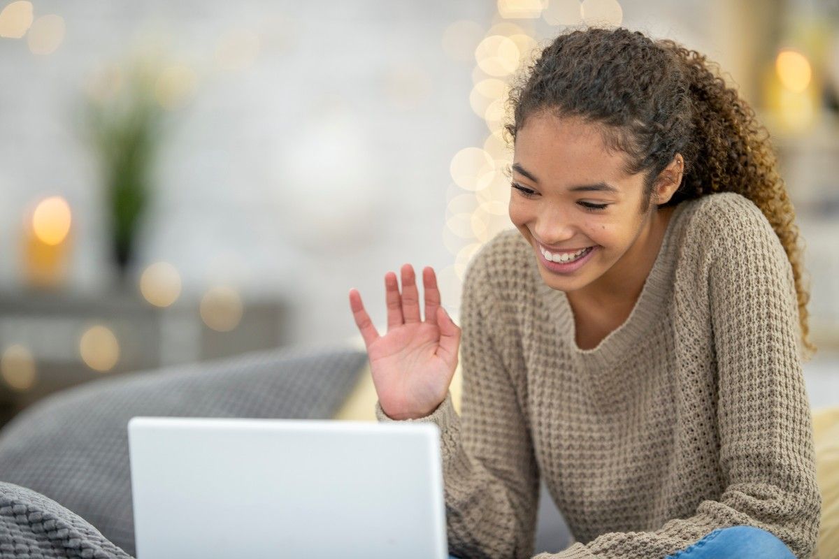 Uhrzeit auf Englisch, Mädchen am Laptop