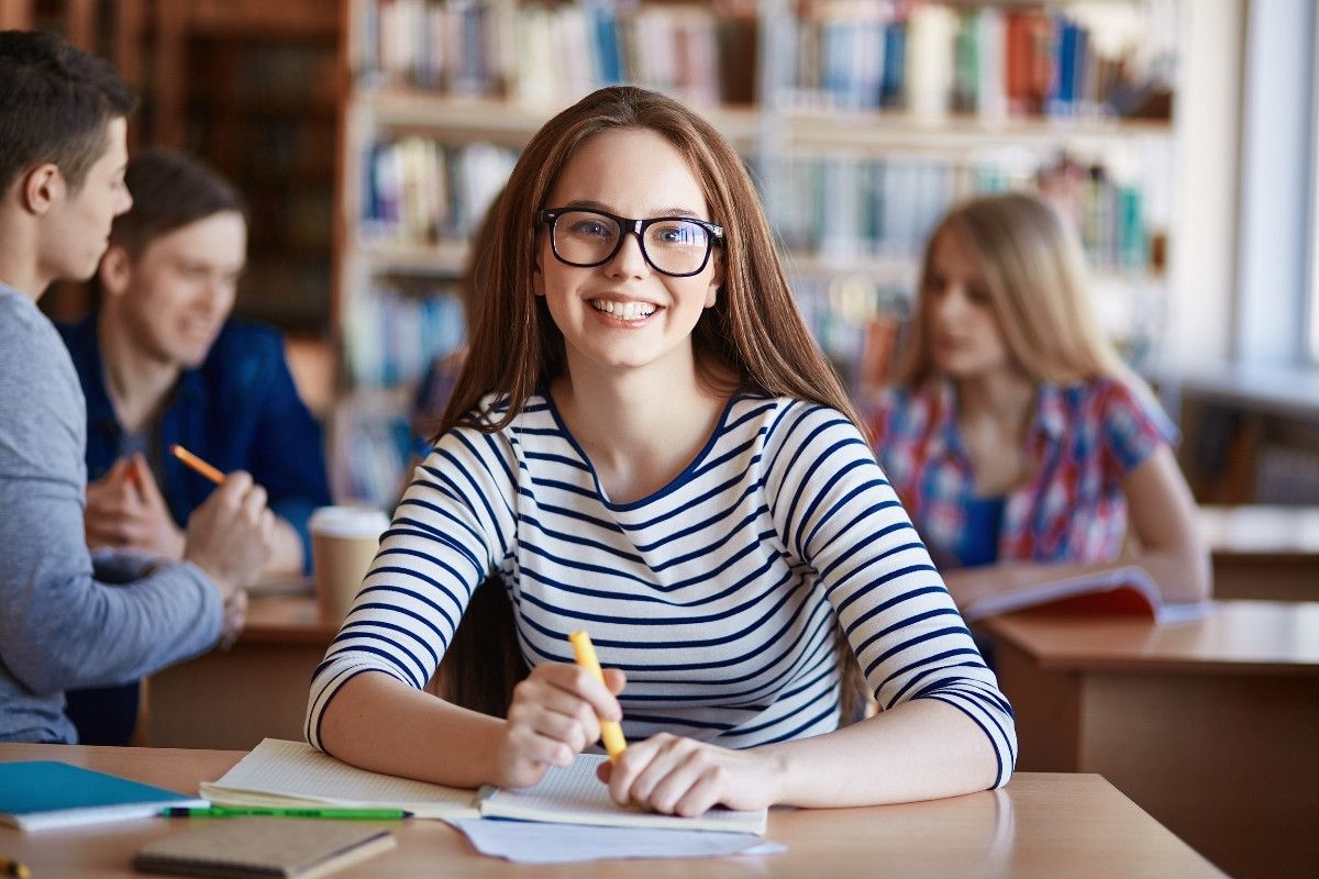 easy-tutor erfahrungen, mädchen glücklich in der schule