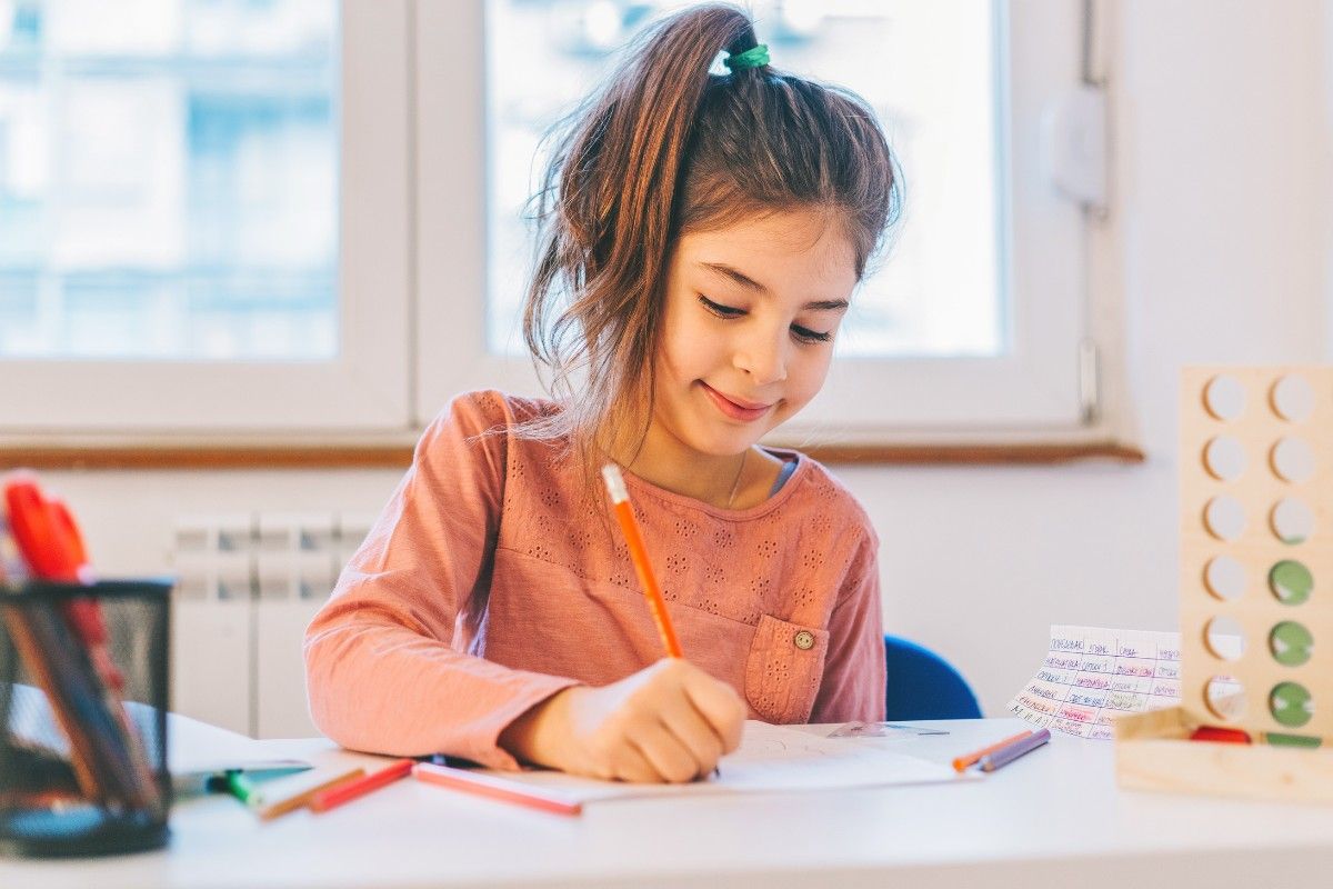 Hausaufgaben machen_Schulmädchen sitzt am Schreibtisch