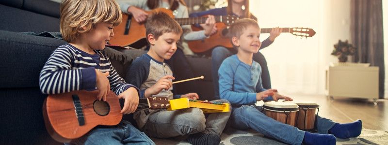 Instrument lernen_Kinder musizieren zusammen