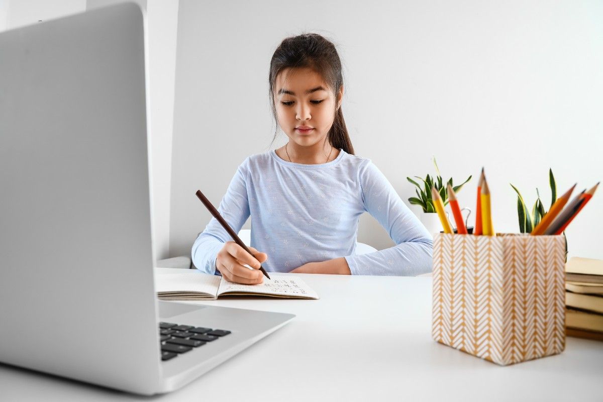 halbschriftliche Addition, Mädchen am Laptop rechnet