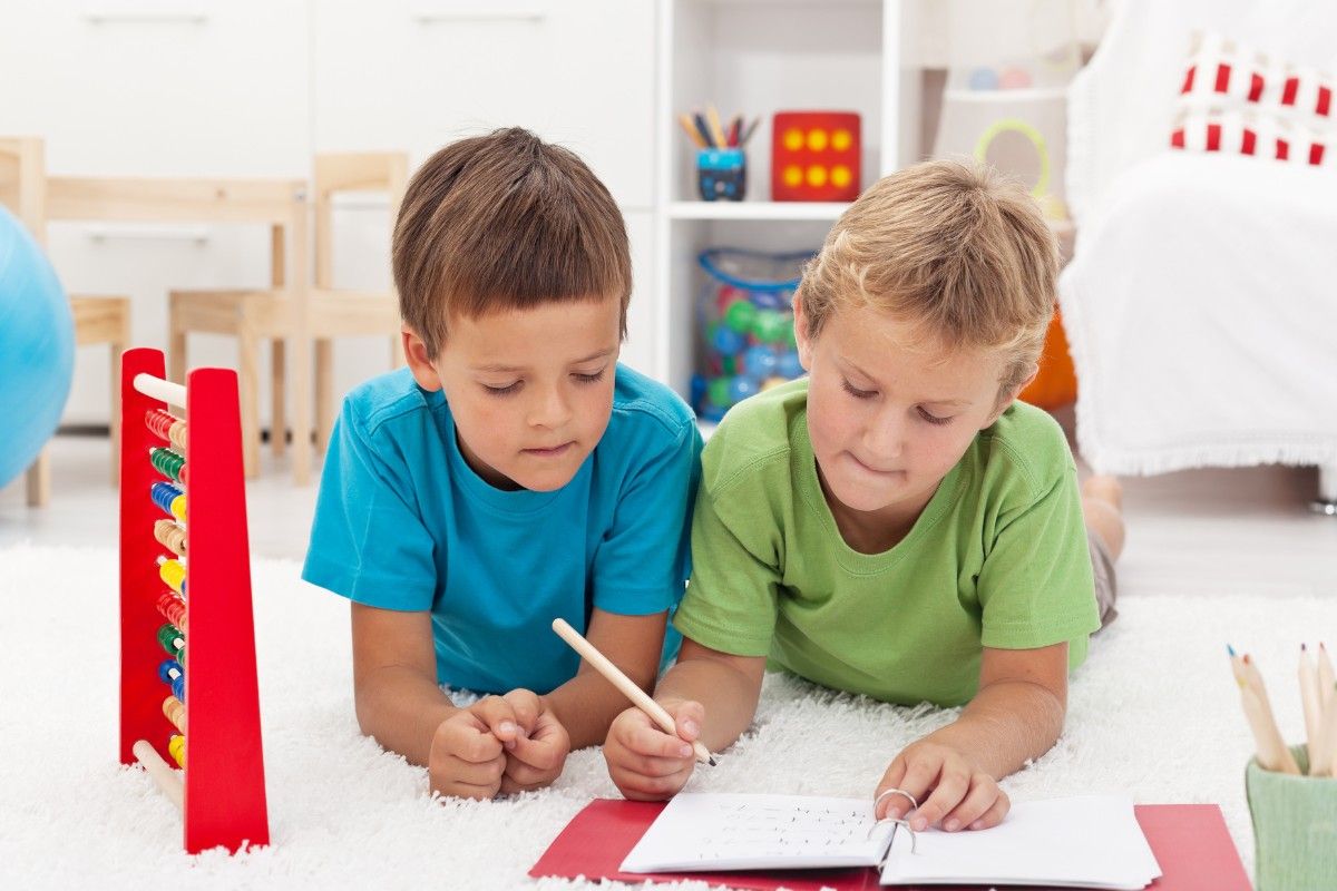 Das kleine Einmaleins zwei Kinder rechnen