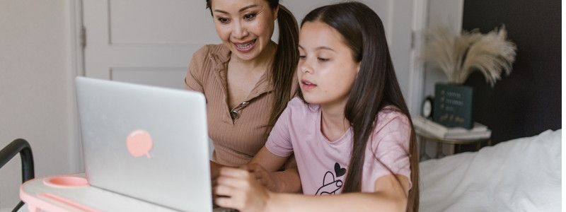 Hausaufgabenhilfe: Mutter und Kind bei Online-Nachhilfe