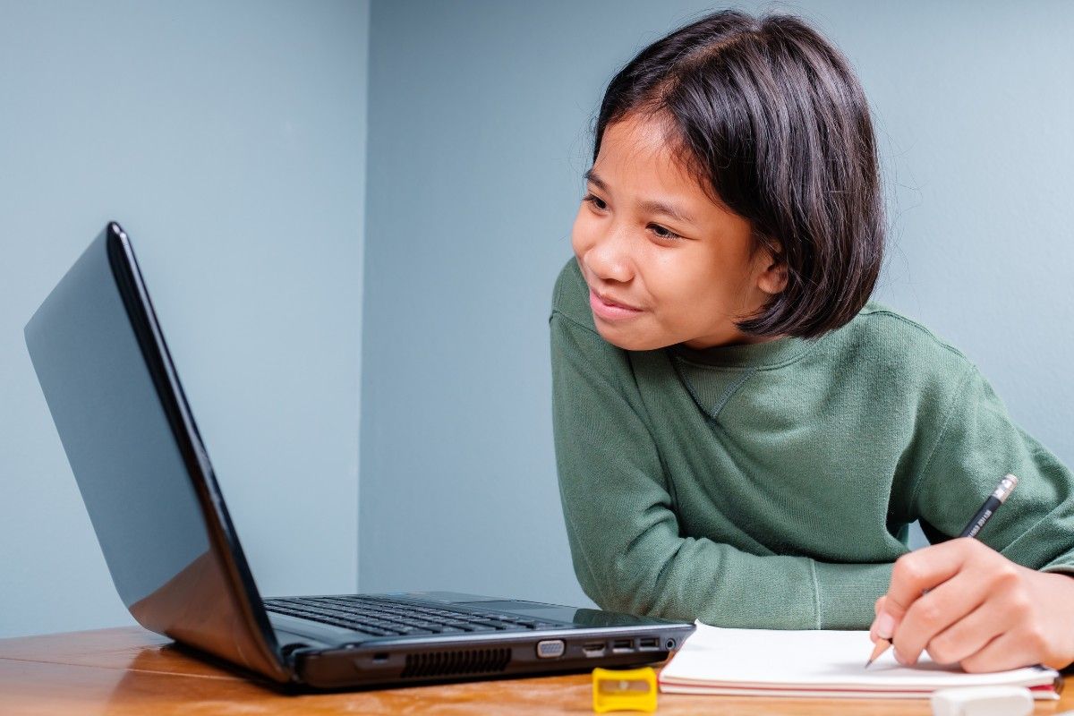 Lernzettel erstellen: Kind lernt mit Laptop
