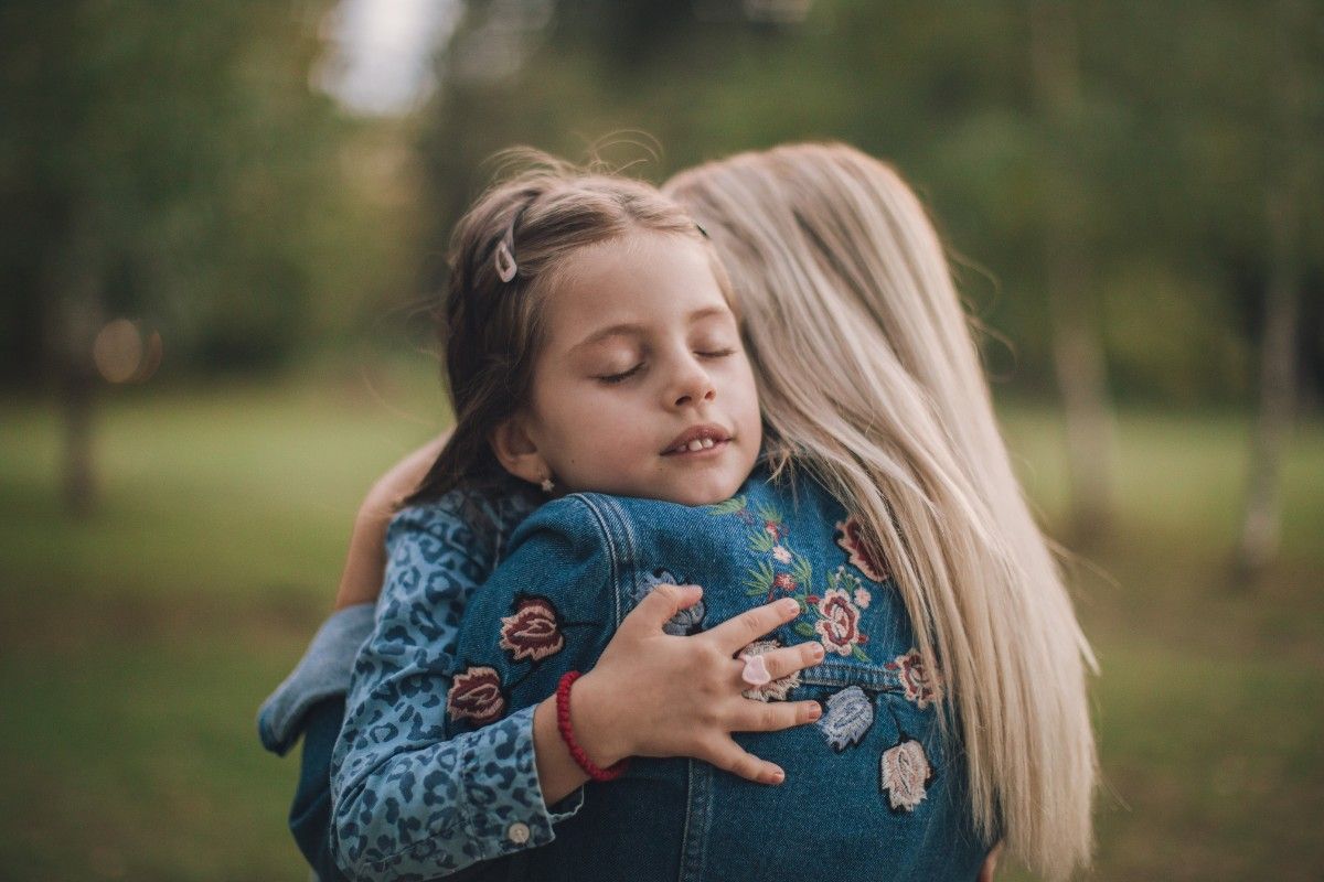 Aengste bei Kindern: Mutter umarmt Kind