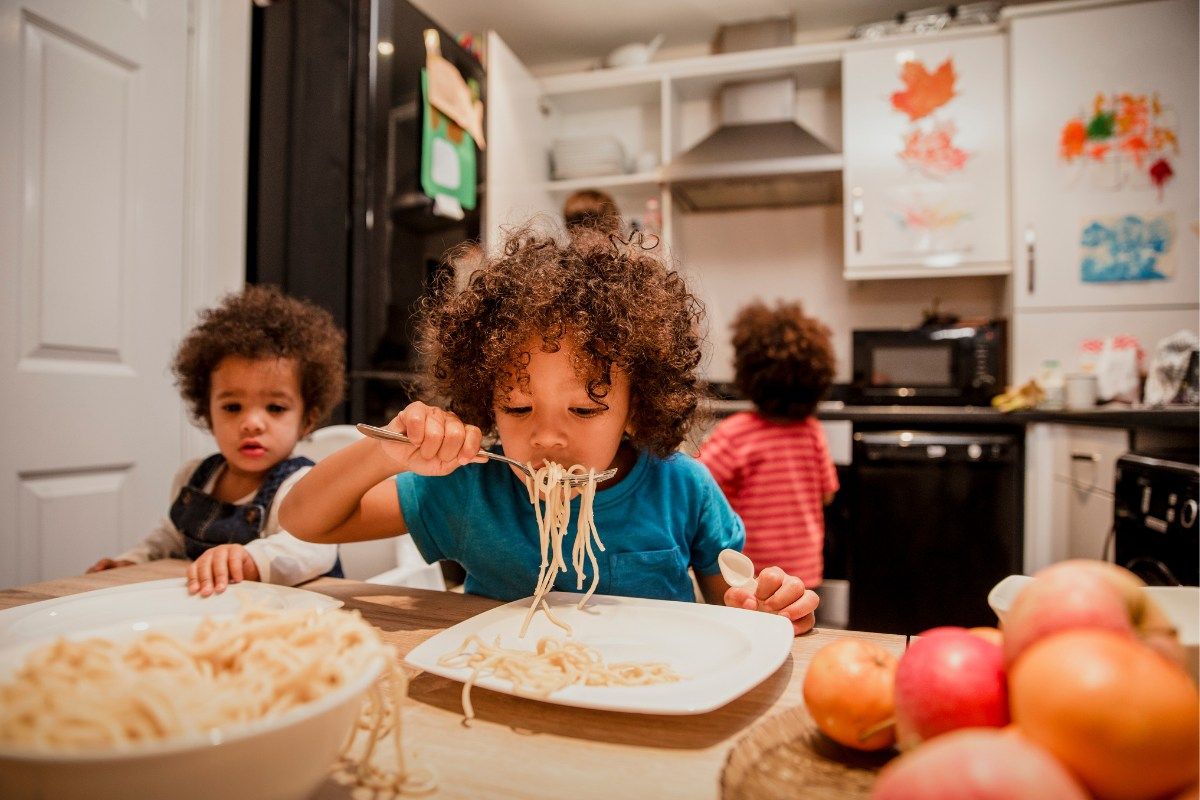 Vegetarische Gerichte fuer Kinder: Kinder essen Spagetti