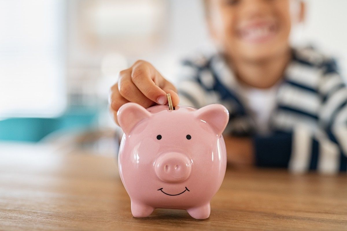 Geschenke zur Konfirmation: Kind mit Sparschwein