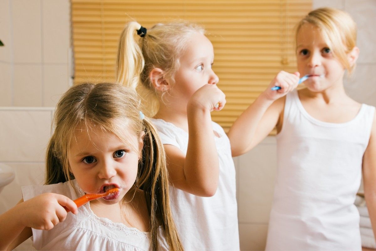 Zahnfee: Kinder putzen Zaehne