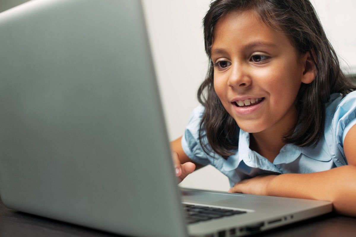 Deutsch Nachhilfe: Schuelerin mit Laptop