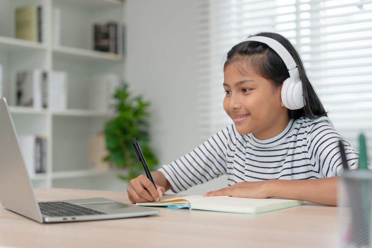 Franzoesisch Nachhilfe: Schuelerin am Laptop